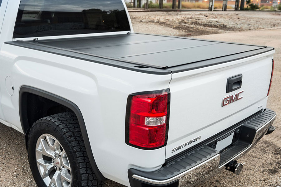 UnderCover Ultra Flex Hard Folding Tonneau Cover - Silverado/Sierra (Short  Bed) ( 2014 - 2018 )